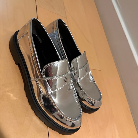 Tory Burch Classic Lug Loafers - good as 🆕 💫 - Picture 3 of 6